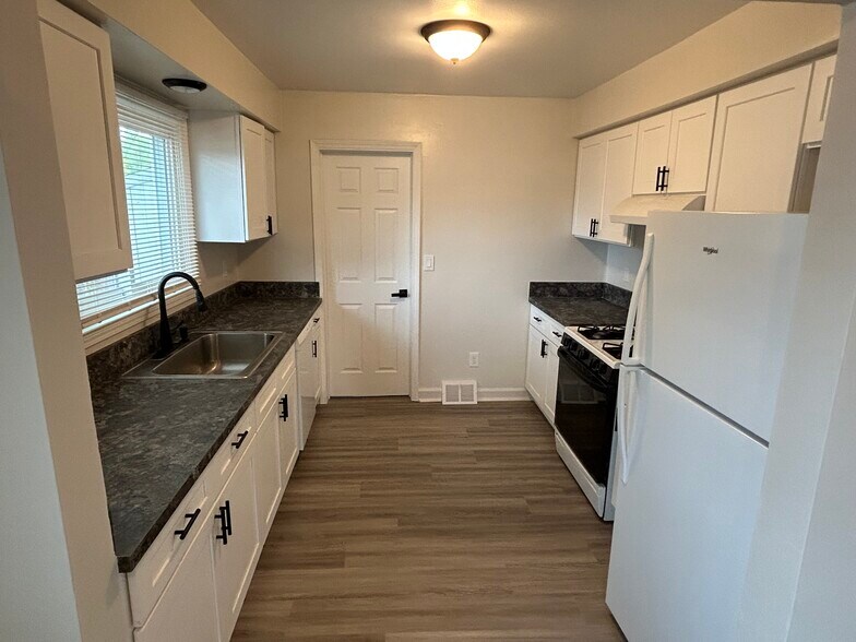 Kitchen - 12161 Inkster Rd