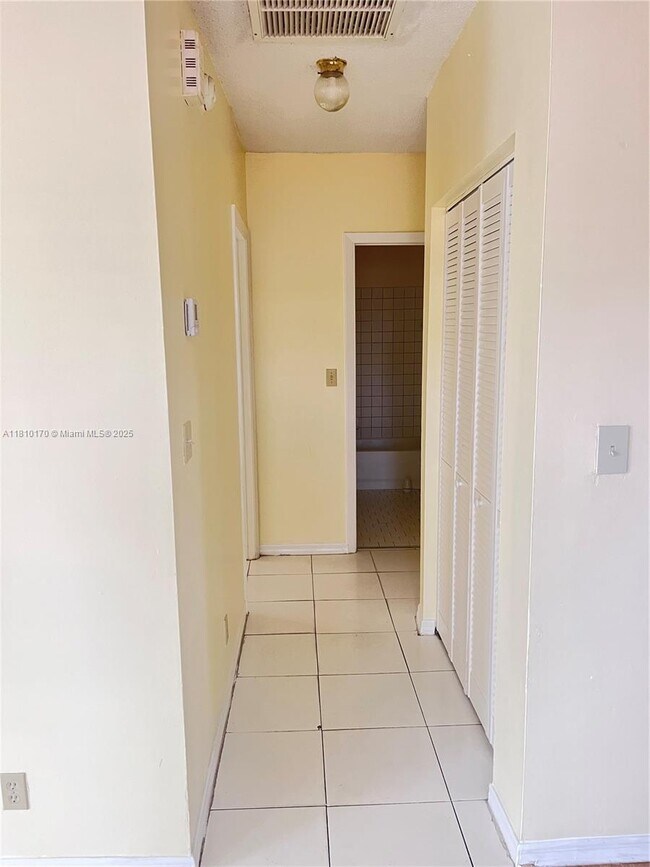 Building Photo - 2733 NW 13th Ct
