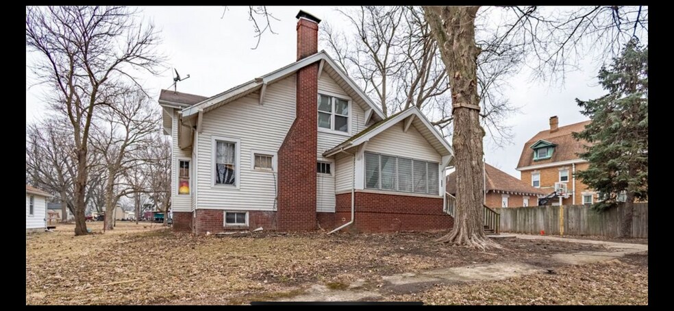 Building Photo - 214 N Maple St