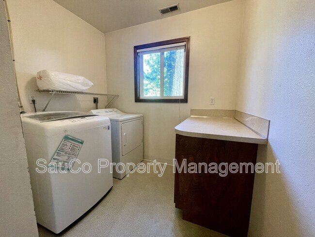 Building Photo - 324 SE 30th Ave