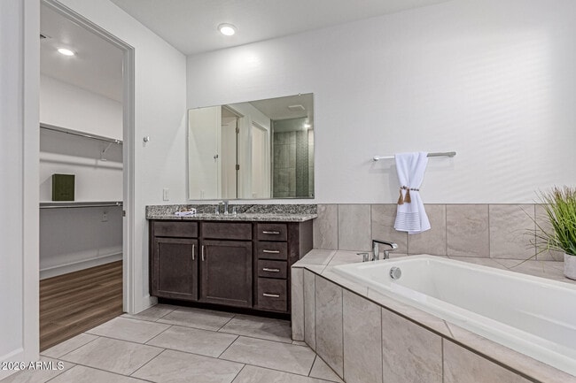 Building Photo - 18455 W Sandlewood Dr