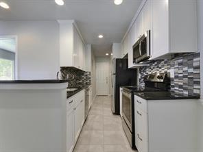 Building Photo - 9802 Hundred Oaks Cir