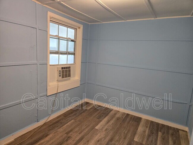 Building Photo - 8415 N Seminole Ave