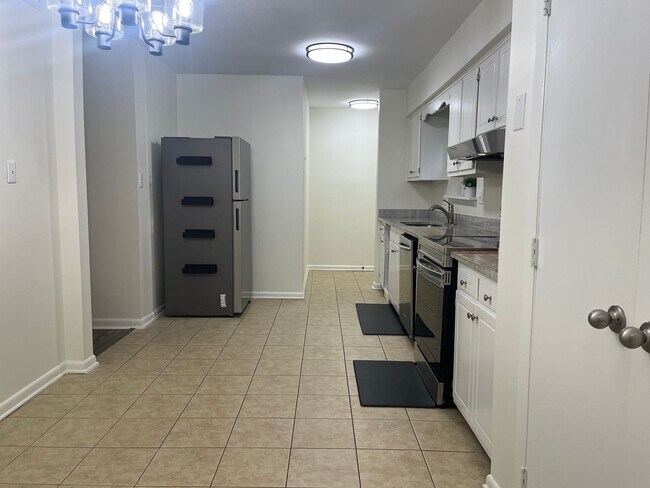 Building Photo - North Raleigh Move-In Ready Condo, On Grou...