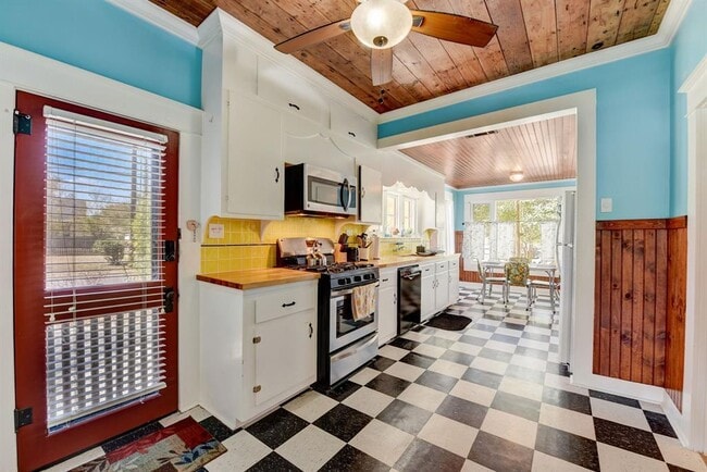 Building Photo - 601 E 8th St