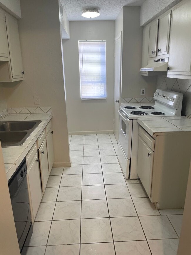 Building Photo - 2 bedroom 1 1/2 bath condominium