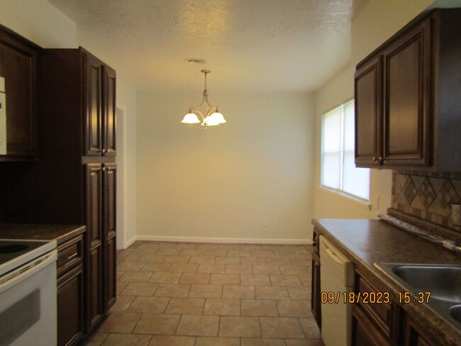 Building Photo - Very nice 4 bedroom home located in the He...