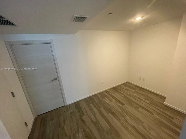 Building Photo - 805 S Miami Ave