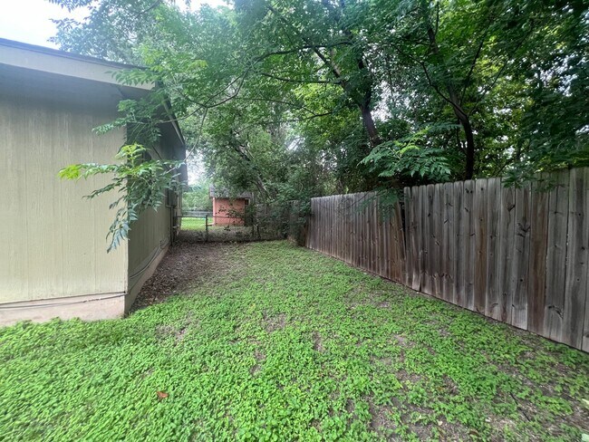 Building Photo - 2/1 with Carport / Fridge / No Carpet /Gas...