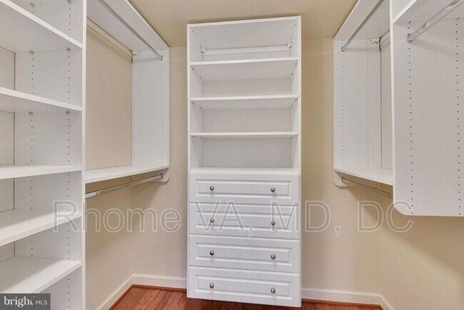 Building Photo - 4115 S Four Mile Run Dr