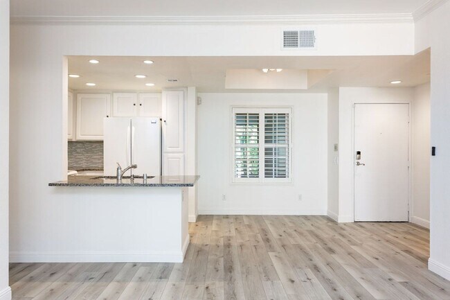 Building Photo - Corner condo in the highly desirable River Colony community!