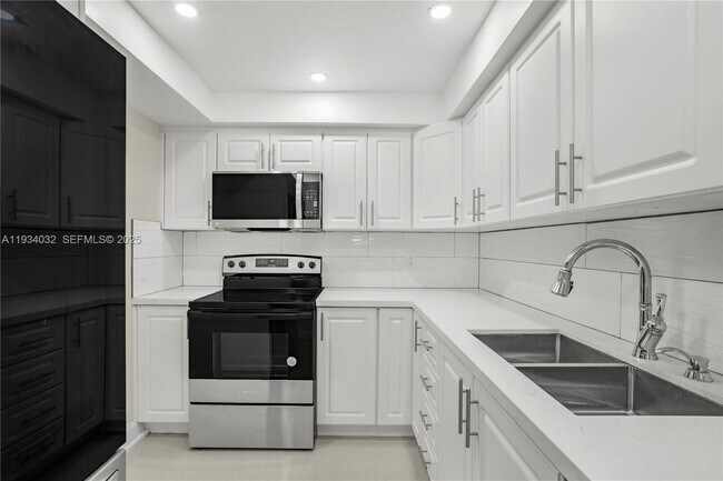 Building Photo - 1300 St Charles Pl