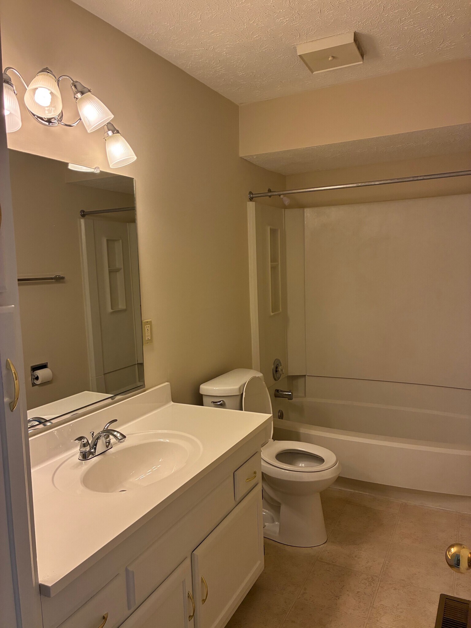 Building Photo - 1760 Beechwood Ave NE