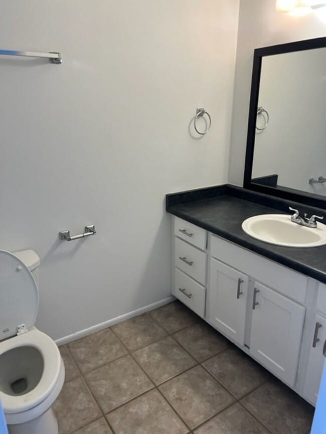 Building Photo - Beautifully updated townhouse, air conditi...