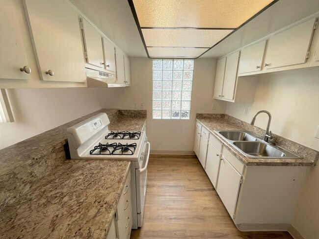 Building Photo - Upgraded 1+1 Midtown Duplex