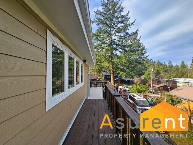 Building Photo - Stunning Home located in the picturesque Ashland