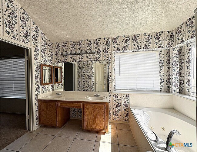 Building Photo - 607 Ottawa Dr