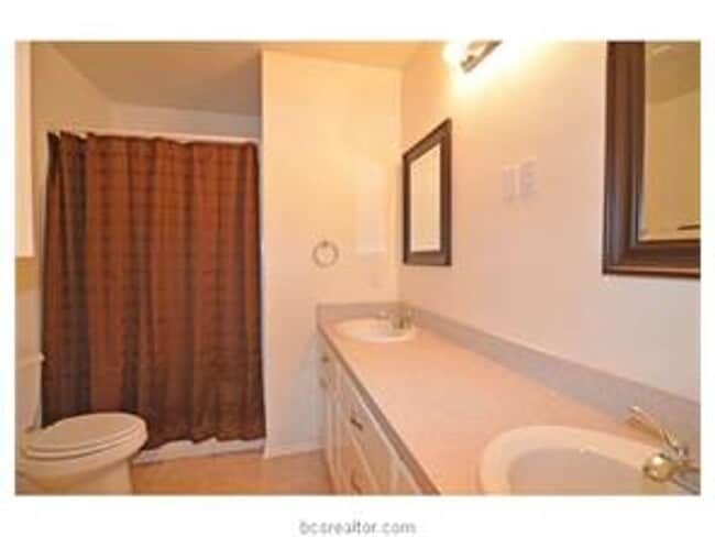 Primary Photo - Spacious 3/2 duplex in great location
