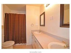 Building Photo - Spacious 3/2 duplex in great location