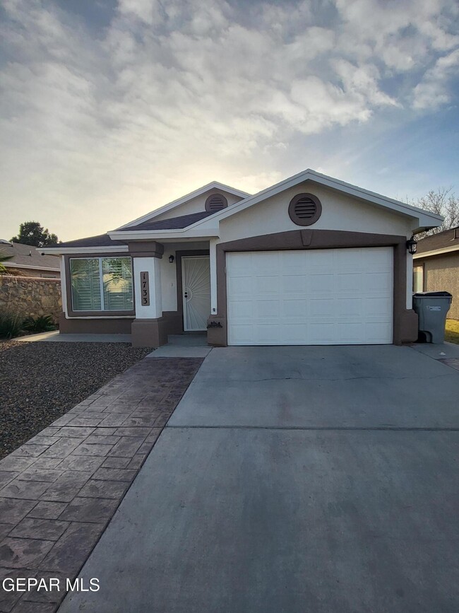 Building Photo - 1733 Shreya St