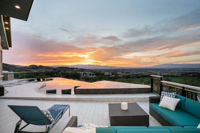 Building Photo - UNUBSTRUCTED VIEWS FROM THIS MACDONALD HIG...