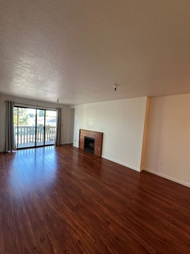 Building Photo - Nor Cal Realty, Inc - 2 bedroom 1.5 bath c...