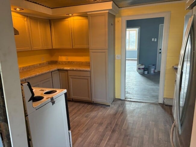 Building Photo - 854 E Washington St