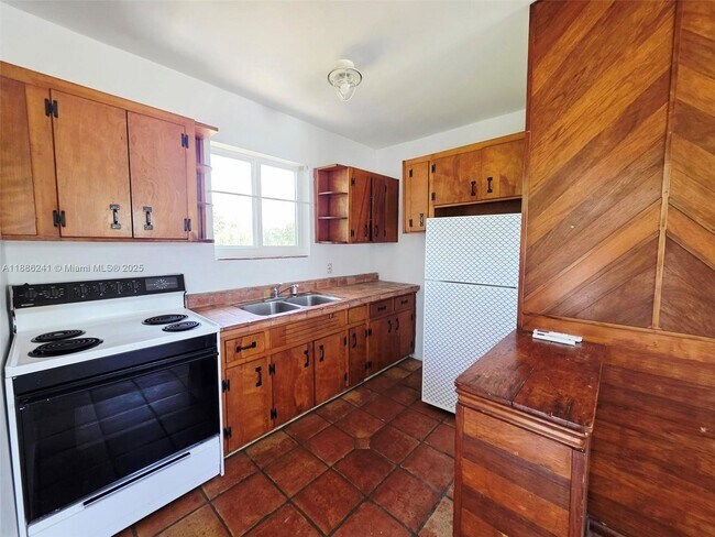 Building Photo - 524 Hampton Rd