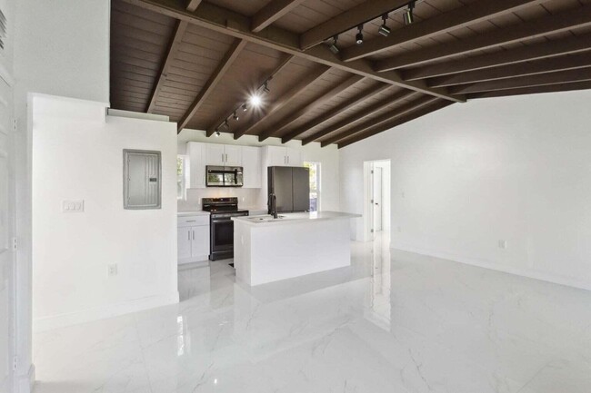 Building Photo - 1530 NW 18th Ct