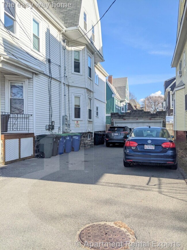 Building Photo - Nicely Updated Top Floor Two Bed Near Davi...