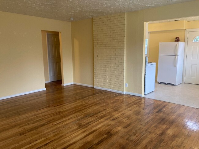 Building Photo - Charming Bungalow in Roselawn – Available ...