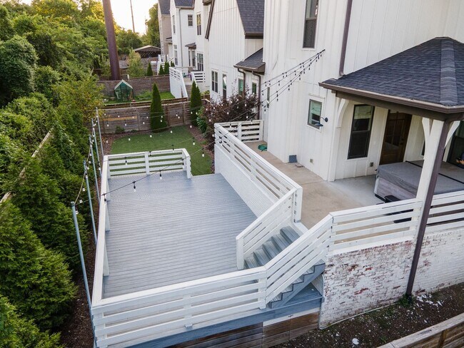 Building Photo - **LIKE-NEW, HIGH-END EXECUTIVE HOME WITH I...