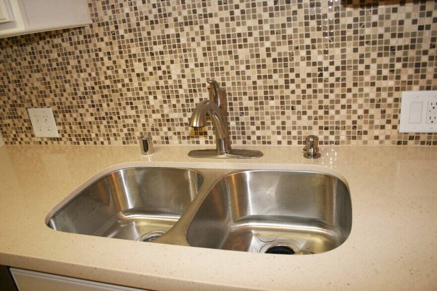 Building Photo - 831 Alandele Ave