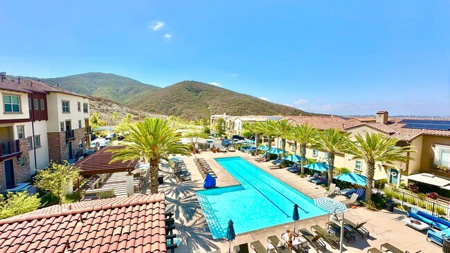 Building Photo - Beautiful "Model" Show Townhome in the Gat...