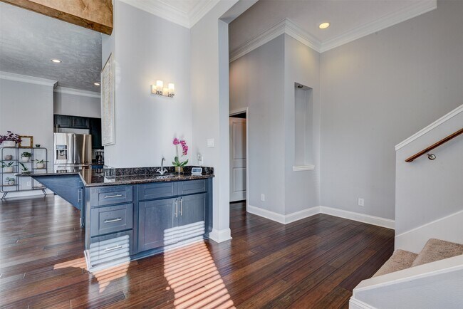 Building Photo - 1124 W Dallas St