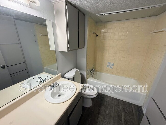 Building Photo - 4820 Wellesley Ave