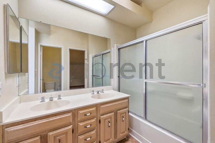 Building Photo - Unit