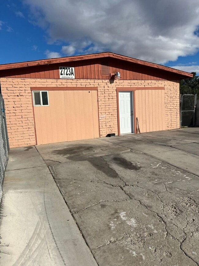 Building Photo - Cozy 3-Bedroom Duplex Across from the Park!
