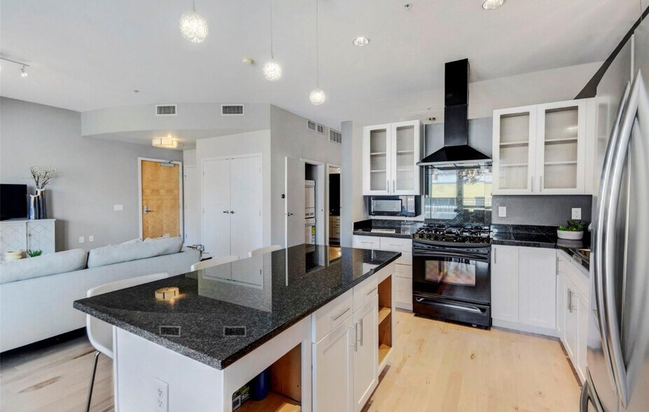 Building Photo - 1438 Little Raven St