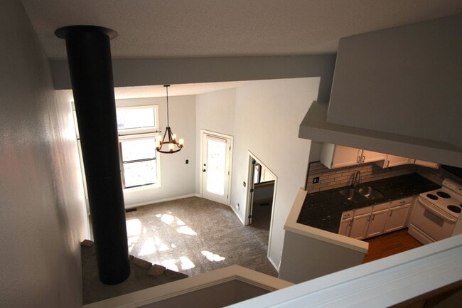 Building Photo - Adorable 2bdrm 1 bath townhome in Desirabl...