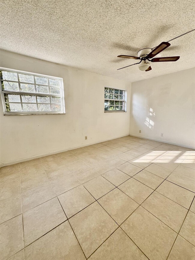 Building Photo - 680 Tennis Club Dr