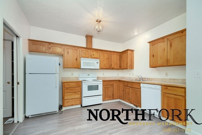 Building Photo - Charming 3-Bedroom Townhome in Prime Nampa...