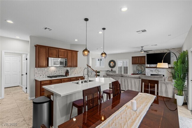 Building Photo - 275 Spectacular St