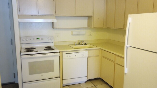 Building Photo - Great location off Leetsdale/Parker and Florida with lots of amenities such as AC, pool, hot tub,...