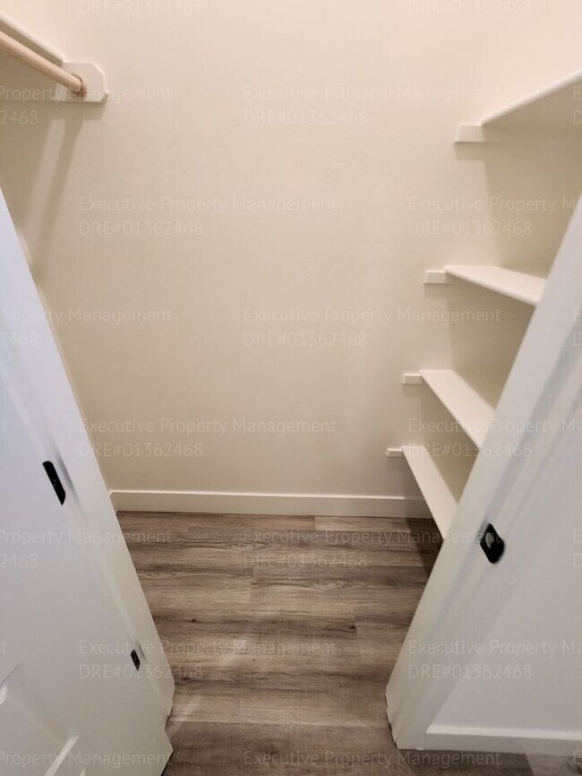 Building Photo - 4 bedroom/ 3 bathroom split-wing home. *Mo...