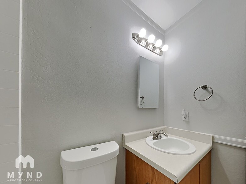Building Photo - 11903 W Cabrillo Dr
