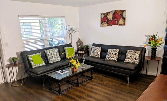 Building Photo - 2 Bed / 1 Bath Cozy Downtown Duplex Apartment