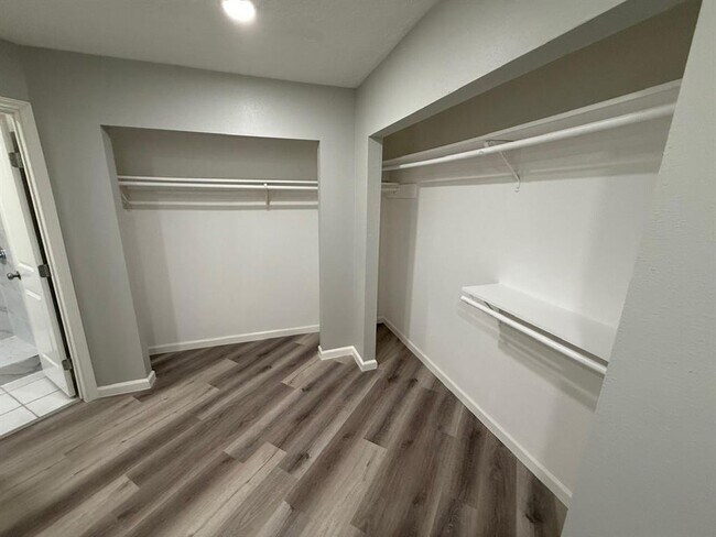 Building Photo - 2812 Forest Hills Dr