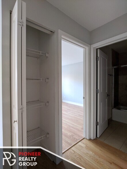 Building Photo - 618 W Wrightwood Ave