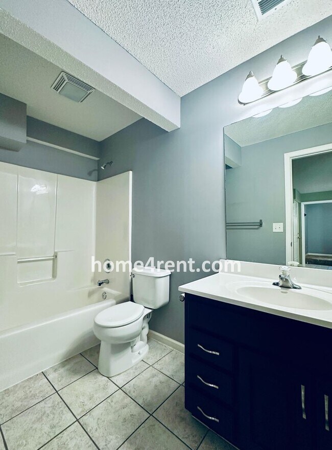 Building Photo - Overland Park Raised Ranch, Primary Suite ...